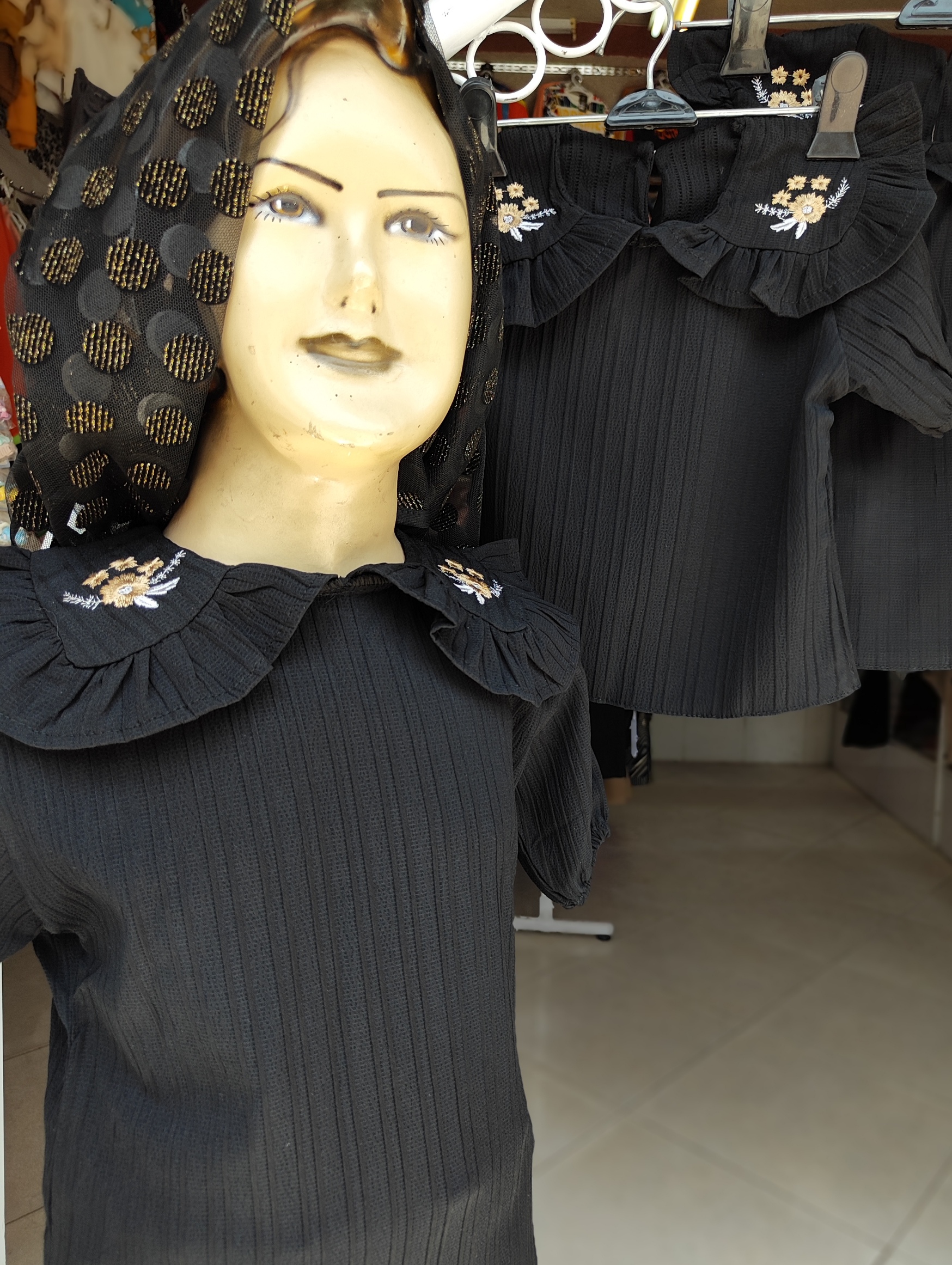 شومیز مشکی دخترانه ، مزون دوز ،دوخت و پارچه درجه یک ،گلدوزی روی یقه، سایزبندی 40تا 55، قیمت فقط 285 هزار